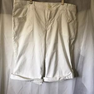 Charter Club Women's white Cargo Short 16